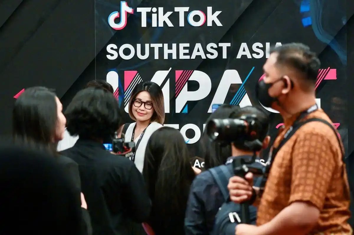 Crowd at a TikTok Southeast Asia event, one of the few offline rooms where sellers trade notes